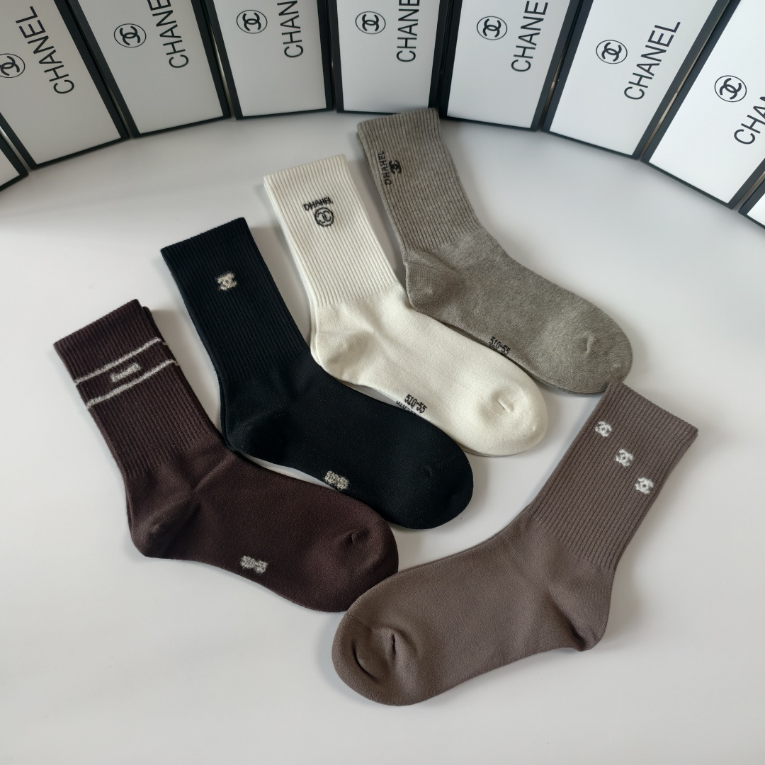 💛配专柜包装Chanel（香奈儿）新款羊绒中长款堆堆袜袜子！一盒五双，专柜同步筒袜袜子，💛大牌出街，潮人