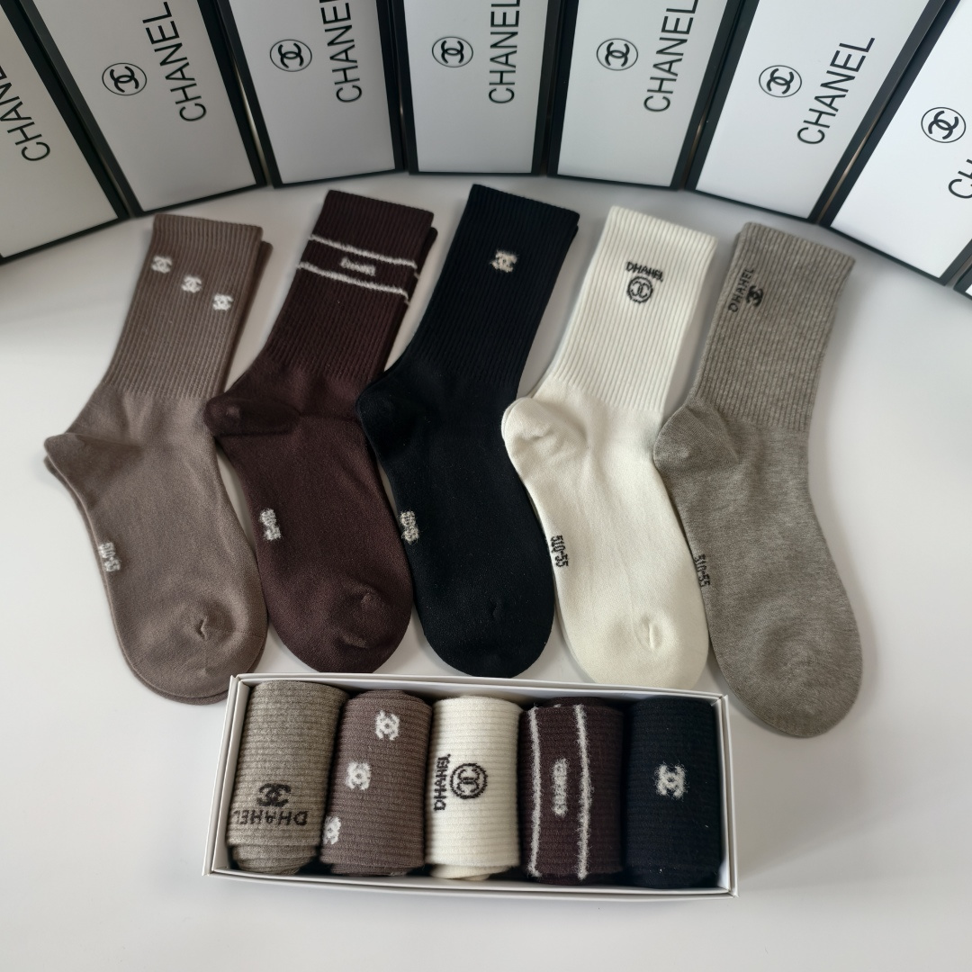 💛配专柜包装Chanel（香奈儿）新款羊绒中长款堆堆袜袜子！一盒五双，专柜同步筒袜袜子，💛大牌出街，潮人