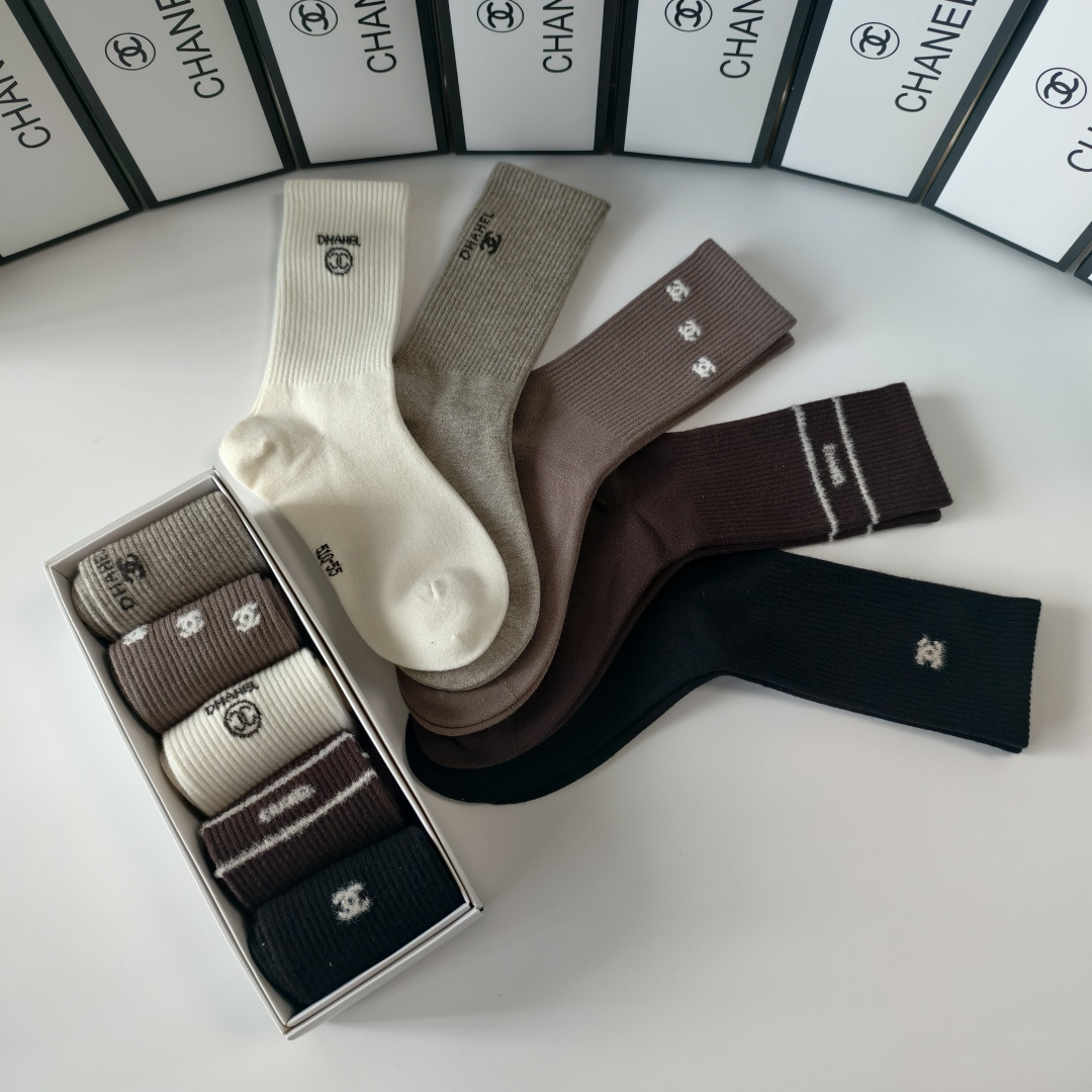 💛配专柜包装Chanel（香奈儿）新款羊绒中长款堆堆袜袜子！一盒五双，专柜同步筒袜袜子，💛大牌出街，潮人