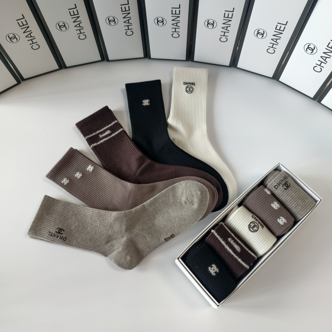 💛配专柜包装Chanel（香奈儿）新款羊绒中长款堆堆袜袜子！一盒五双，专柜同步筒袜袜子，💛大牌出街，潮人