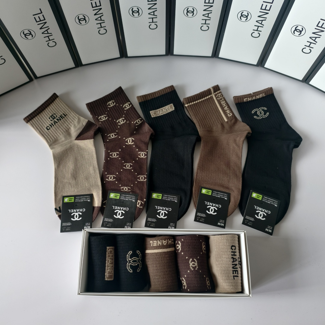 💛配专柜包装Chanel（香奈儿）新款中长款堆堆袜袜子！一盒五双，专柜同步筒袜袜子，💛大牌出街，潮人必备