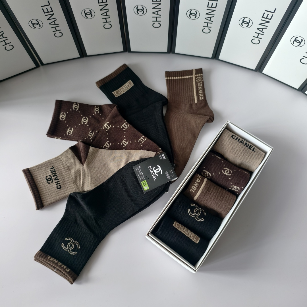 💛配专柜包装Chanel（香奈儿）新款中长款堆堆袜袜子！一盒五双，专柜同步筒袜袜子，💛大牌出街，潮人必备