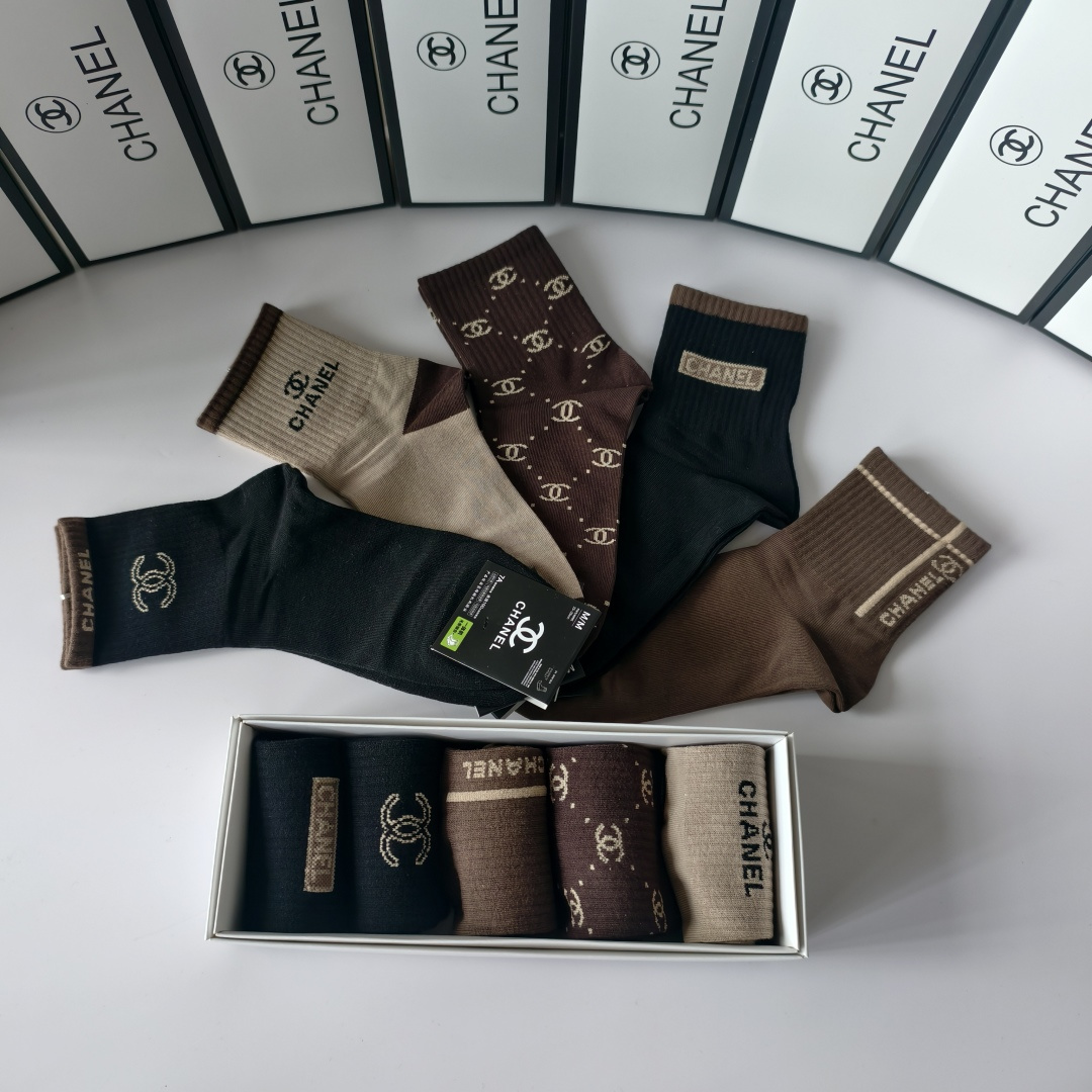 💛配专柜包装Chanel（香奈儿）新款中长款堆堆袜袜子！一盒五双，专柜同步筒袜袜子，💛大牌出街，潮人必备