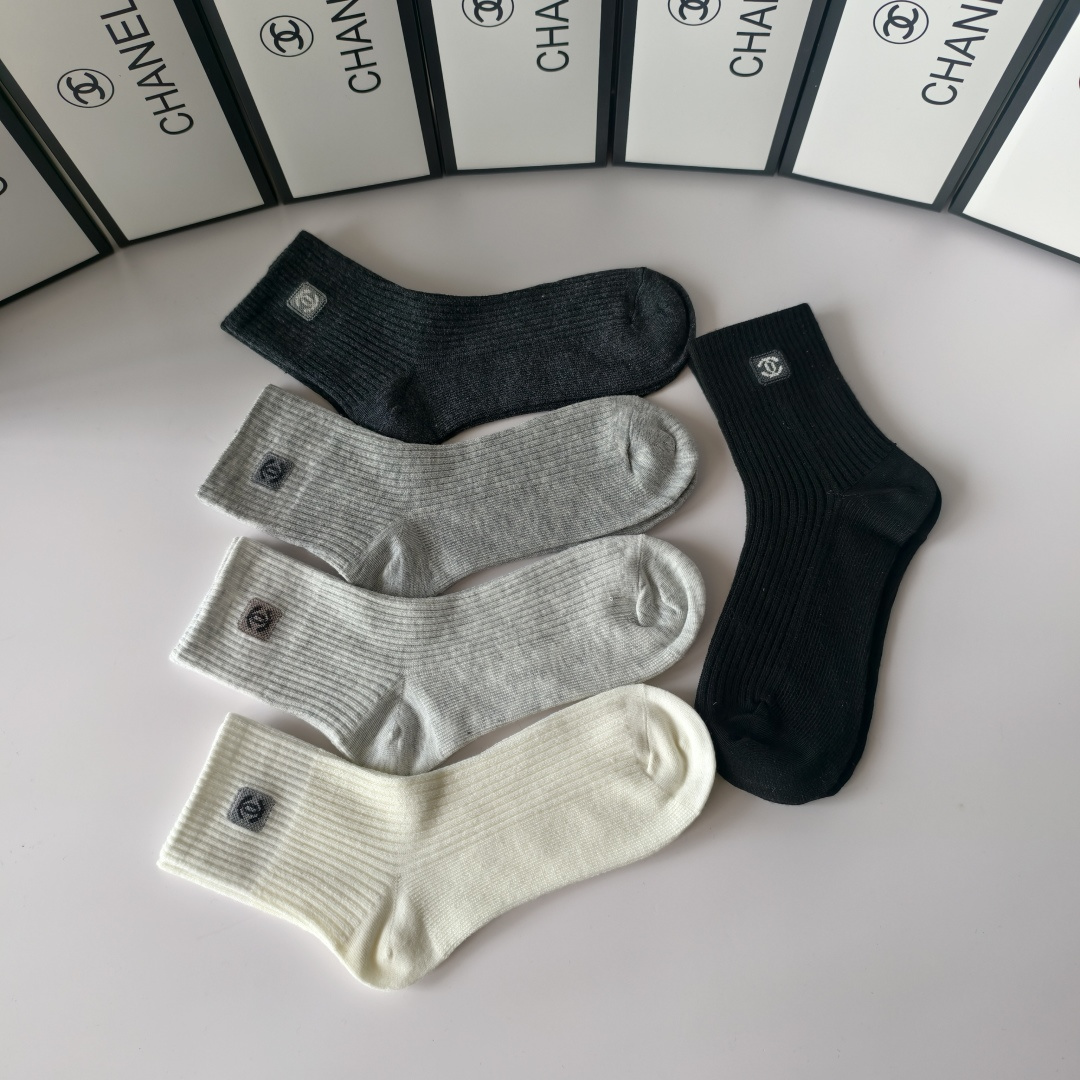 💛配专柜包装Chanel（香奈儿）新款中长款堆堆袜袜子！一盒五双，专柜同步筒袜袜子，💛大牌出街，潮人必备