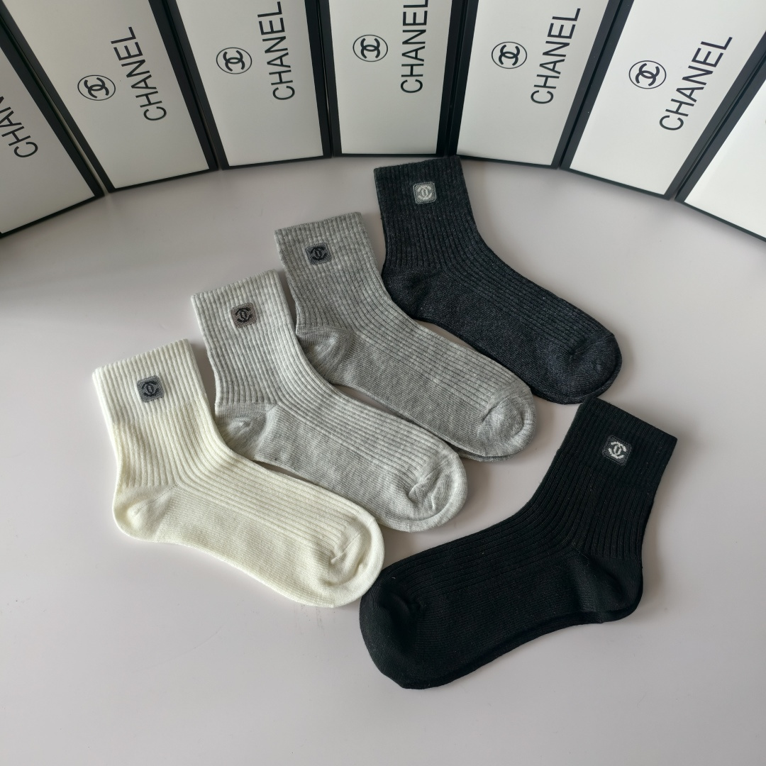 💛配专柜包装Chanel（香奈儿）新款中长款堆堆袜袜子！一盒五双，专柜同步筒袜袜子，💛大牌出街，潮人必备