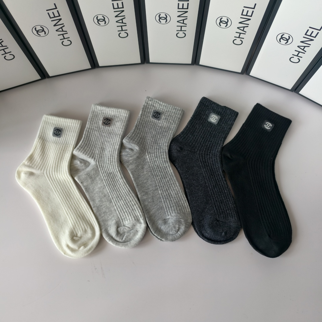 💛配专柜包装Chanel（香奈儿）新款中长款堆堆袜袜子！一盒五双，专柜同步筒袜袜子，💛大牌出街，潮人必备