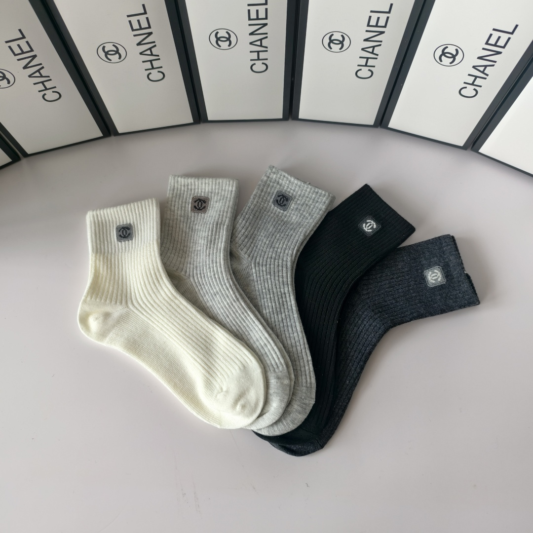 💛配专柜包装Chanel（香奈儿）新款中长款堆堆袜袜子！一盒五双，专柜同步筒袜袜子，💛大牌出街，潮人必备
