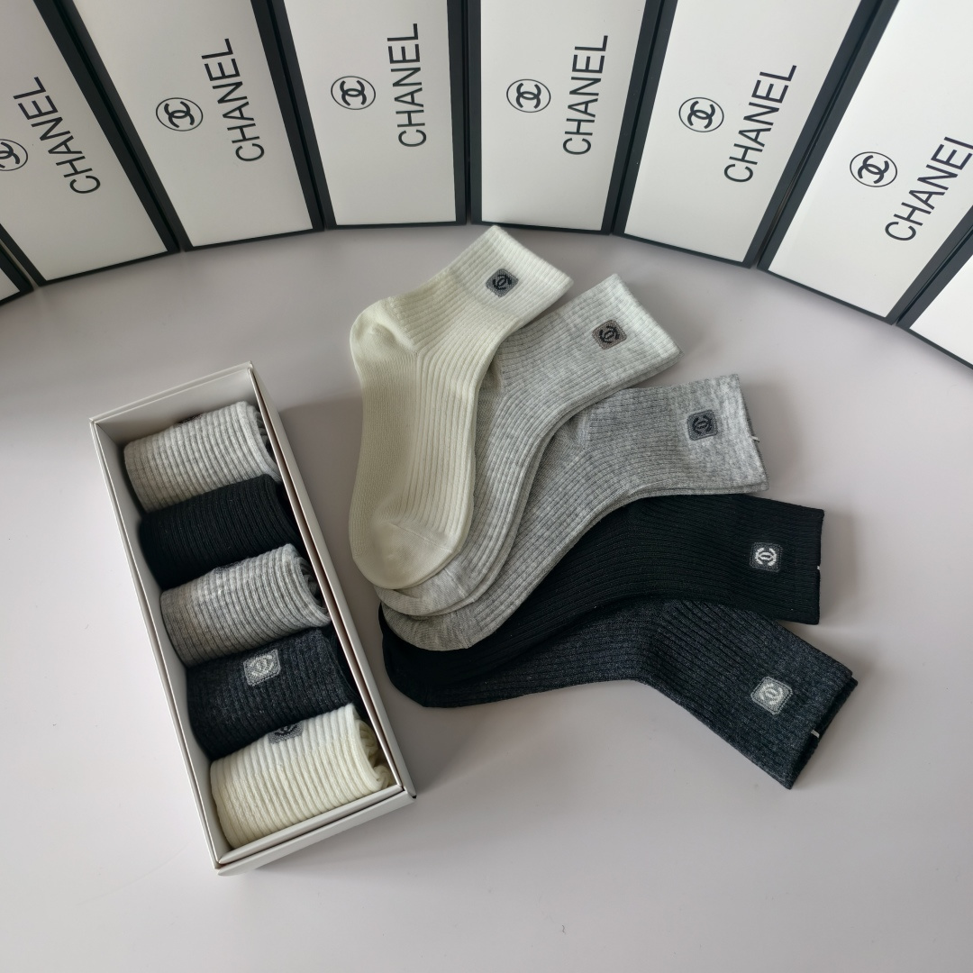 💛配专柜包装Chanel（香奈儿）新款中长款堆堆袜袜子！一盒五双，专柜同步筒袜袜子，💛大牌出街，潮人必备
