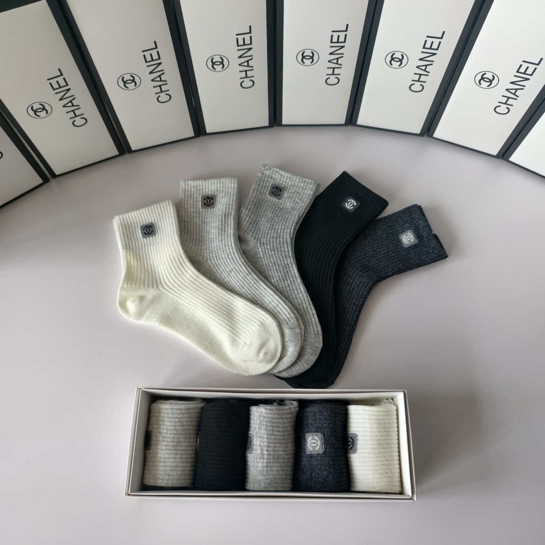 💛配专柜包装Chanel（香奈儿）新款中长款堆堆袜袜子！一盒五双，专柜同步筒袜袜子，💛大牌出街，潮人必备