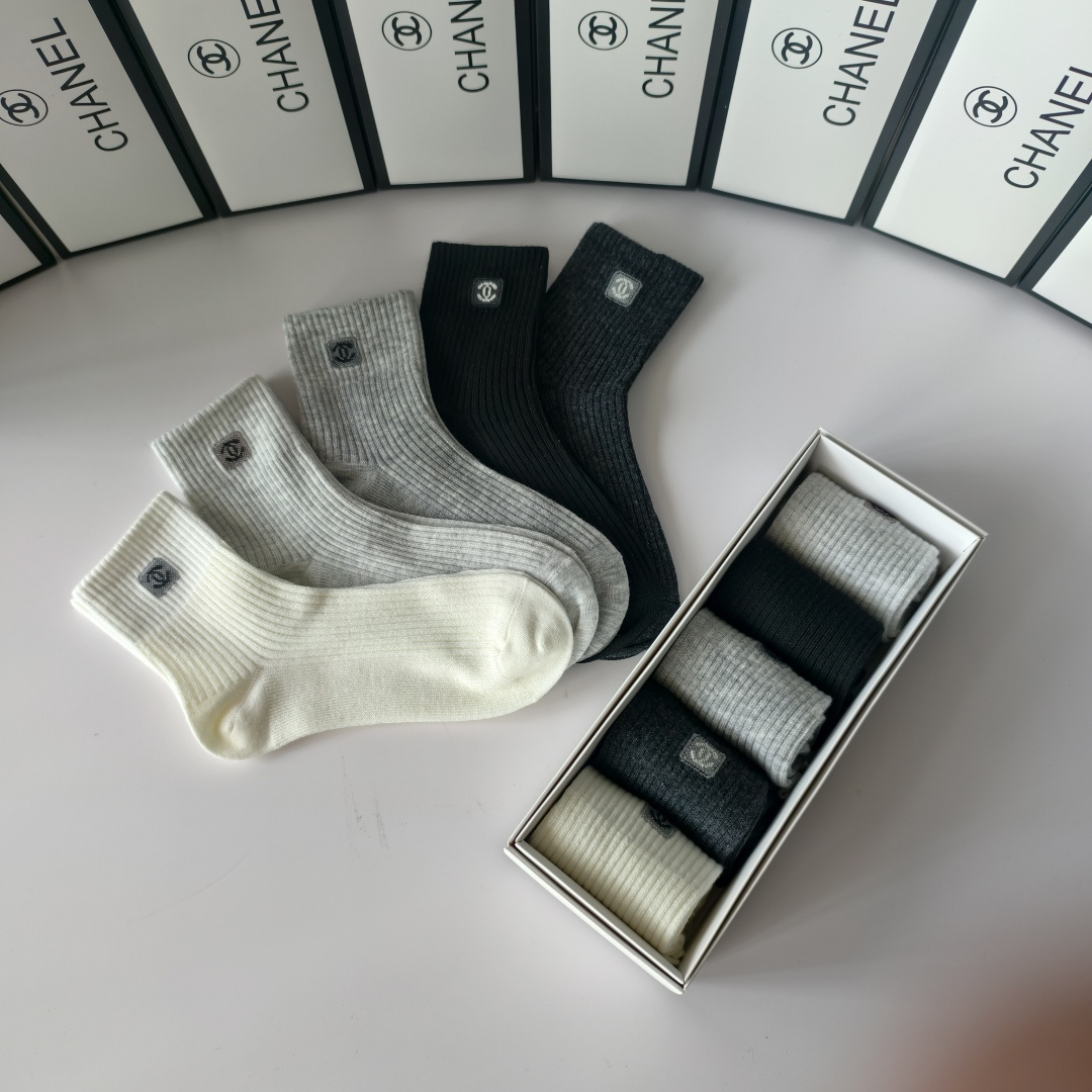 💛配专柜包装Chanel（香奈儿）新款中长款堆堆袜袜子！一盒五双，专柜同步筒袜袜子，💛大牌出街，潮人必备