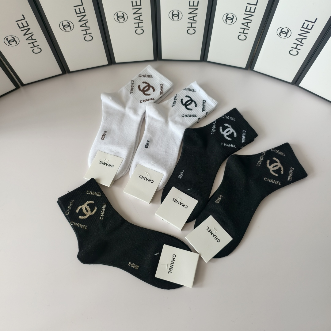 💛配专柜包装Chanel（香奈儿）新款中长款堆堆袜袜子！一盒五双，专柜同步筒袜袜子，💛大牌出街，潮人必备