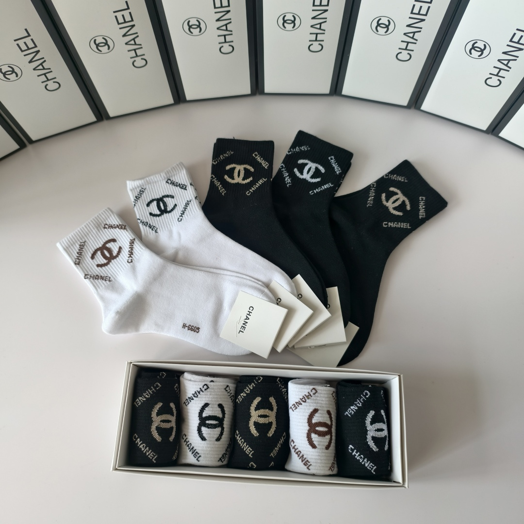 💛配专柜包装Chanel（香奈儿）新款中长款堆堆袜袜子！一盒五双，专柜同步筒袜袜子，💛大牌出街，潮人必备