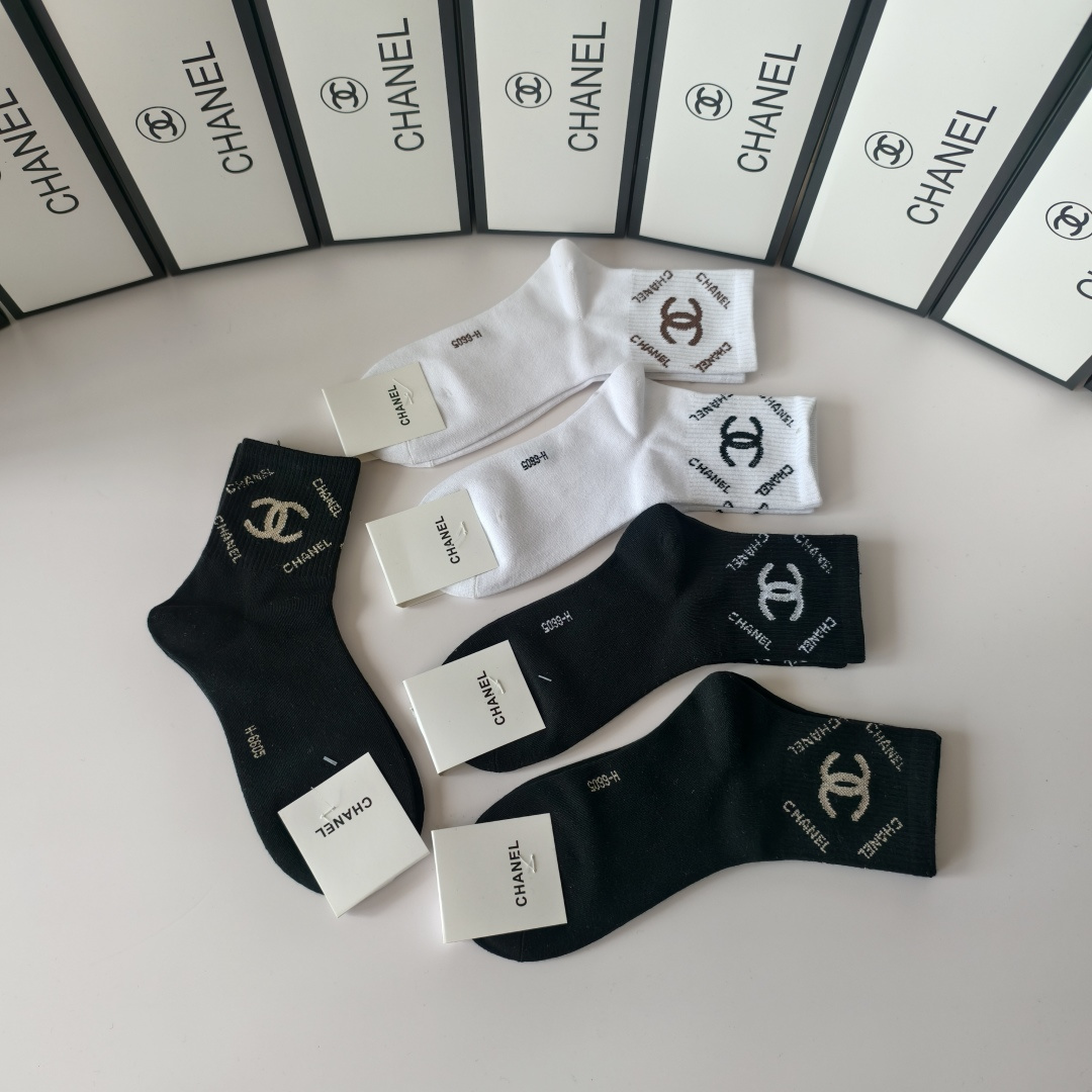 💛配专柜包装Chanel（香奈儿）新款中长款堆堆袜袜子！一盒五双，专柜同步筒袜袜子，💛大牌出街，潮人必备