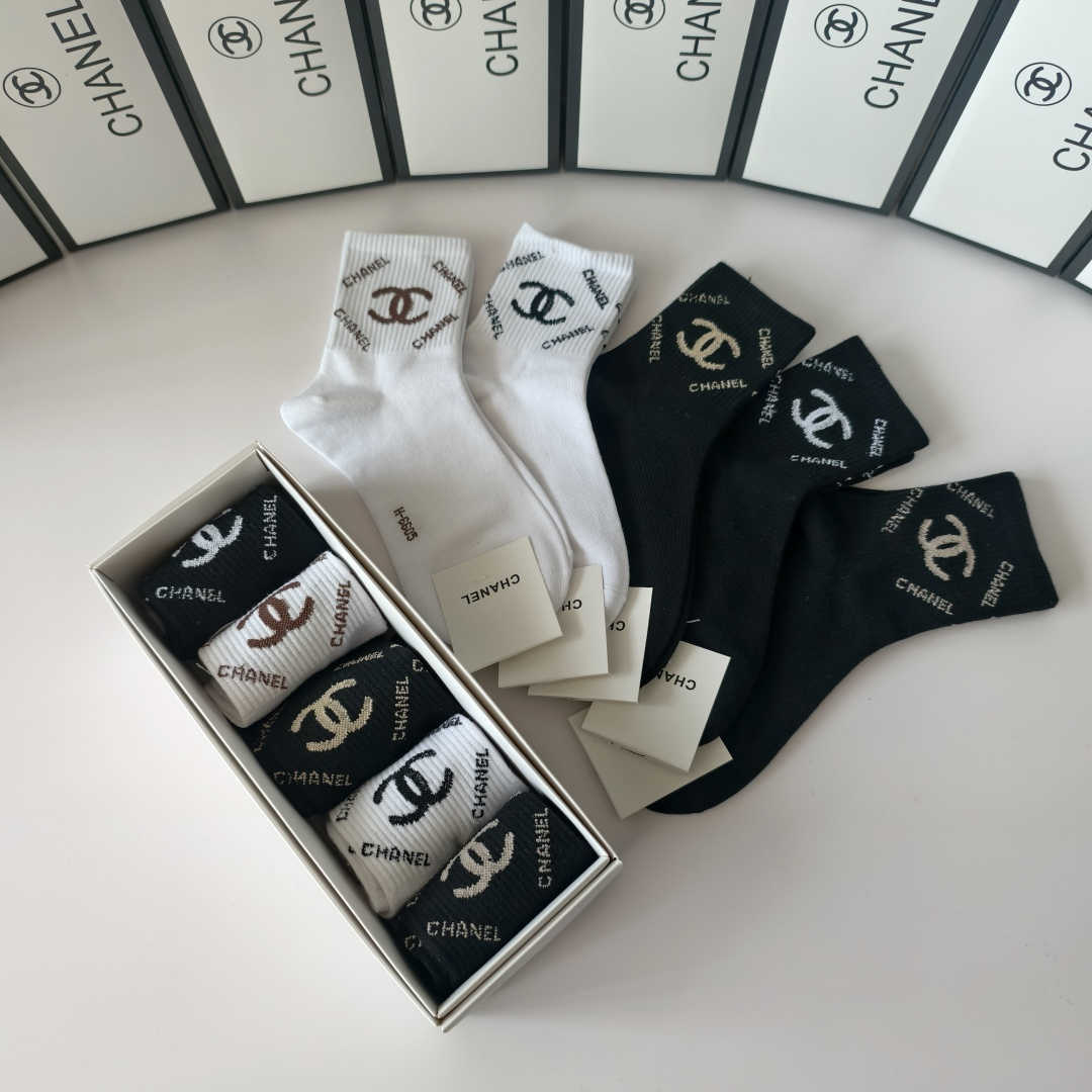 💛配专柜包装Chanel（香奈儿）新款中长款堆堆袜袜子！一盒五双，专柜同步筒袜袜子，💛大牌出街，潮人必备
