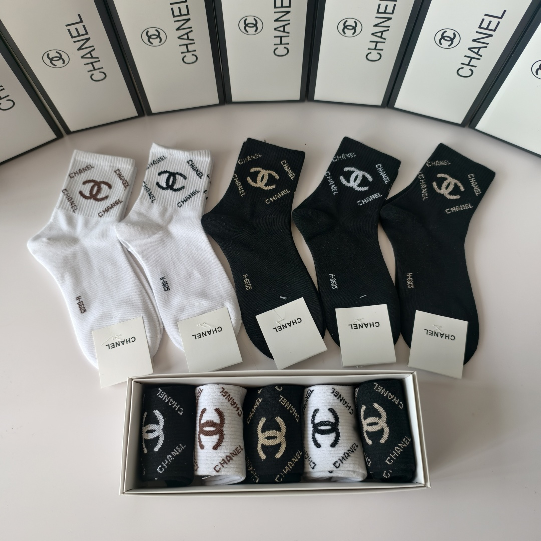 💛配专柜包装Chanel（香奈儿）新款中长款堆堆袜袜子！一盒五双，专柜同步筒袜袜子，💛大牌出街，潮人必备