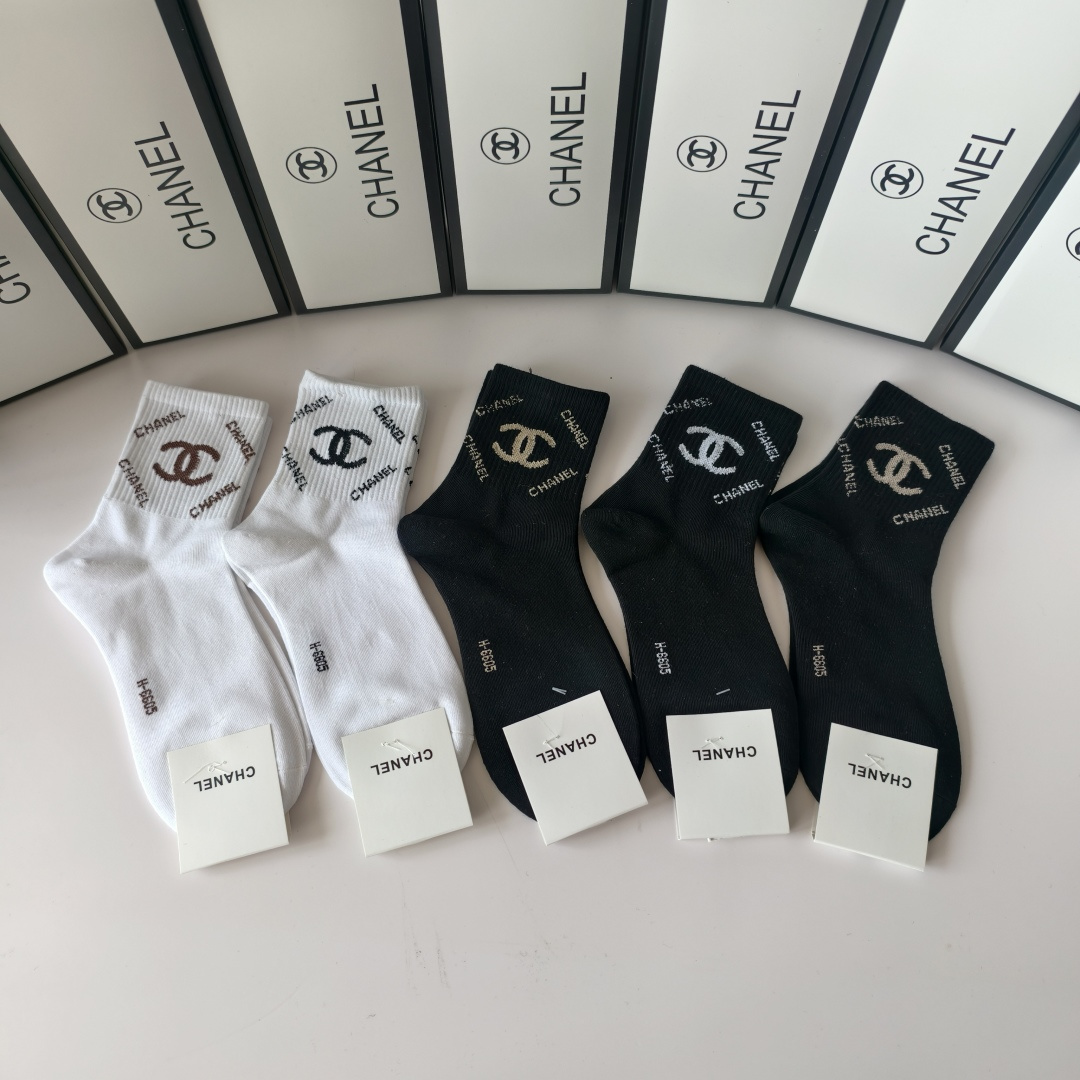 💛配专柜包装Chanel（香奈儿）新款中长款堆堆袜袜子！一盒五双，专柜同步筒袜袜子，💛大牌出街，潮人必备
