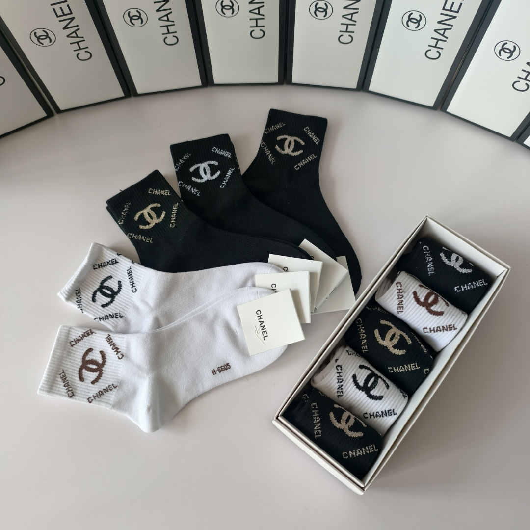 💛配专柜包装Chanel（香奈儿）新款中长款堆堆袜袜子！一盒五双，专柜同步筒袜袜子，💛大牌出街，潮人必备