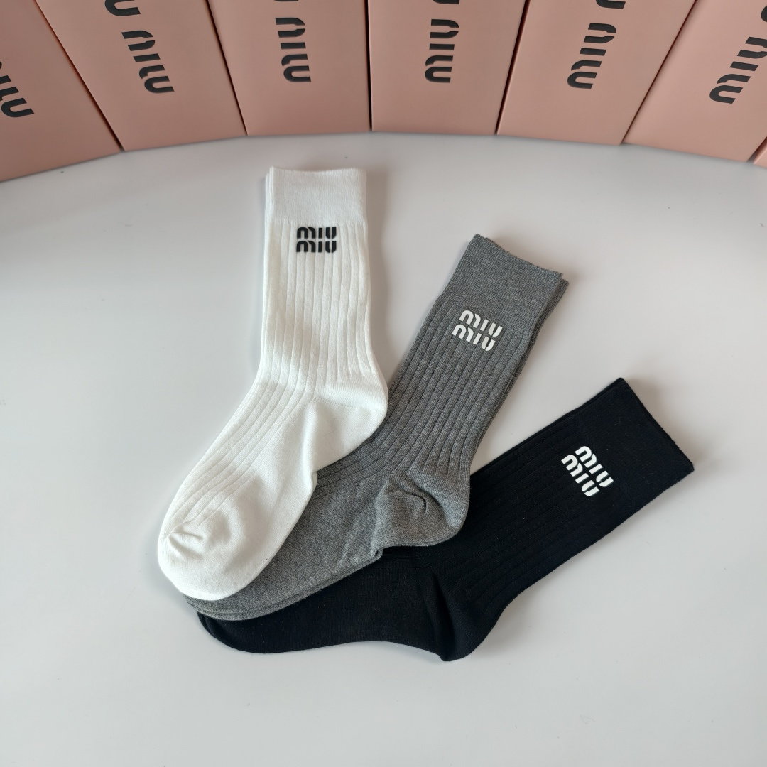 💛配包装MIUMIU（缪缪）新款经典中长款饰品袜堆堆袜袜子！一盒三双， 专柜同步筒款袜子，💛大牌出街，潮