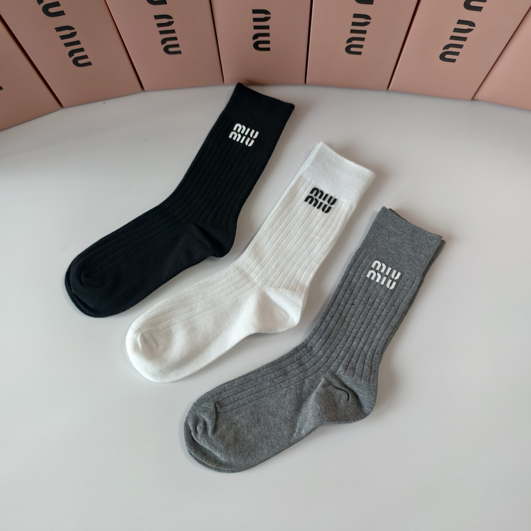 💛配包装MIUMIU（缪缪）新款经典中长款饰品袜堆堆袜袜子！一盒三双， 专柜同步筒款袜子，💛大牌出街，潮