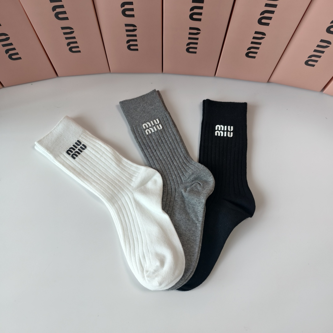 💛配包装MIUMIU（缪缪）新款经典中长款饰品袜堆堆袜袜子！一盒三双， 专柜同步筒款袜子，💛大牌出街，潮