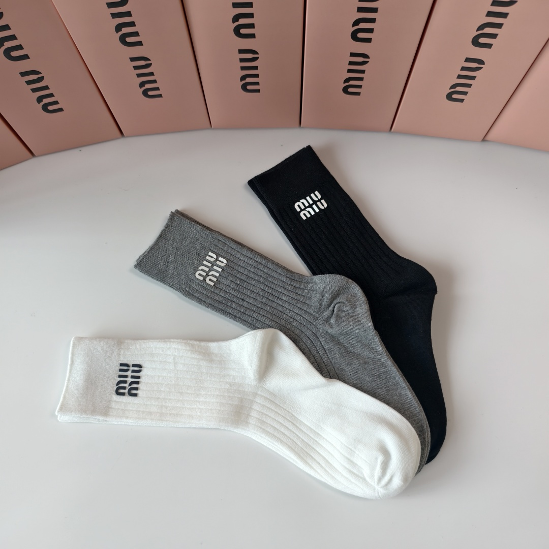 💛配包装MIUMIU（缪缪）新款经典中长款饰品袜堆堆袜袜子！一盒三双， 专柜同步筒款袜子，💛大牌出街，潮