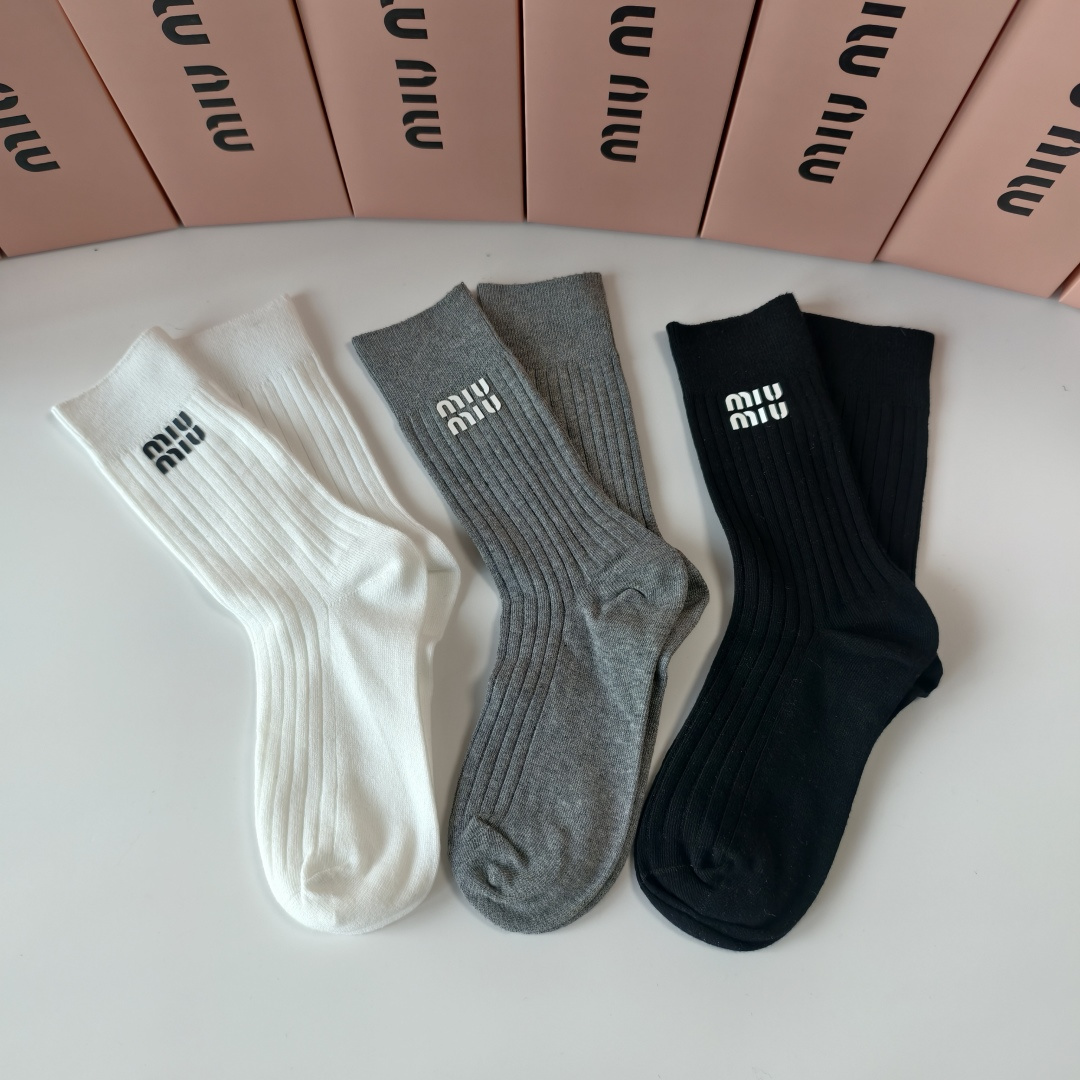 💛配包装MIUMIU（缪缪）新款经典中长款饰品袜堆堆袜袜子！一盒三双， 专柜同步筒款袜子，💛大牌出街，潮