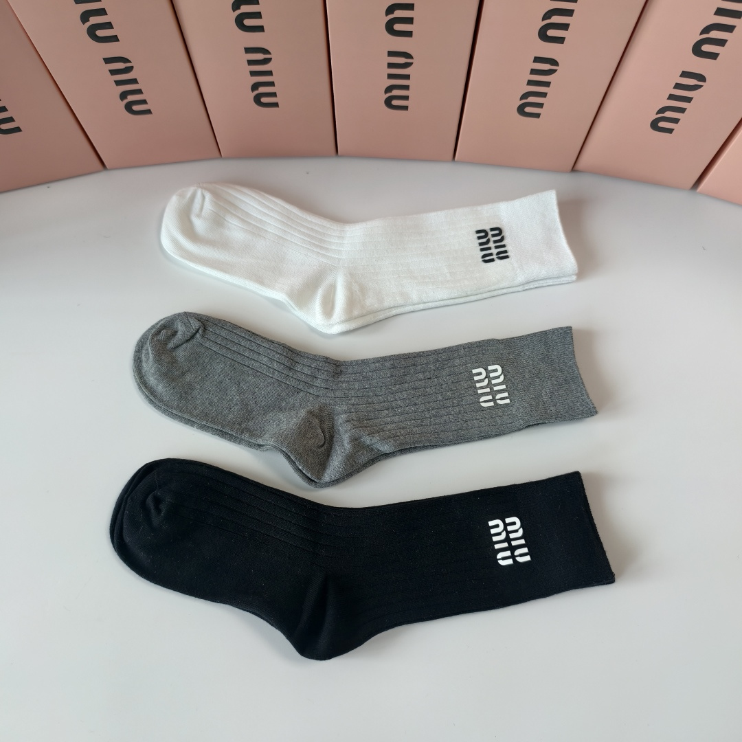 💛配包装MIUMIU（缪缪）新款经典中长款饰品袜堆堆袜袜子！一盒三双， 专柜同步筒款袜子，💛大牌出街，潮