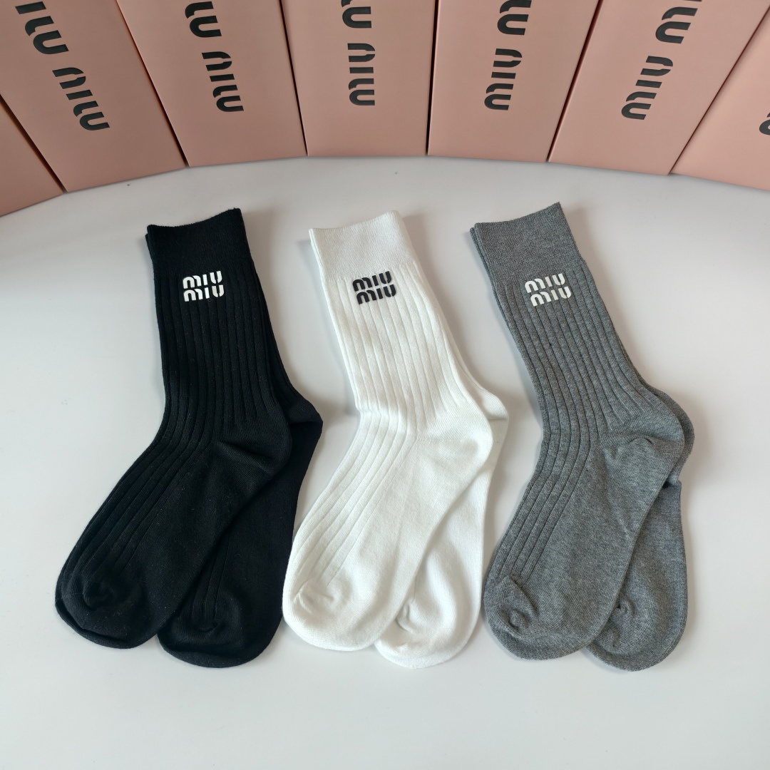 💛配包装MIUMIU（缪缪）新款经典中长款饰品袜堆堆袜袜子！一盒三双， 专柜同步筒款袜子，💛大牌出街，潮