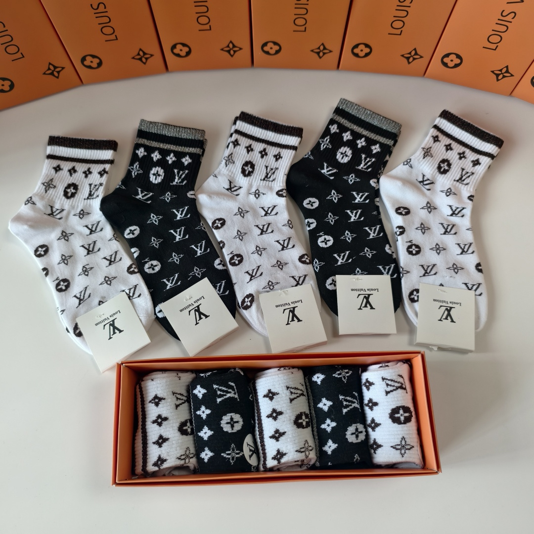💛配包装LV（路易威登）新款经典中长款堆堆袜袜子！一盒五双， 专柜同步筒款袜子，💛大牌出街，潮人必备🔥超
