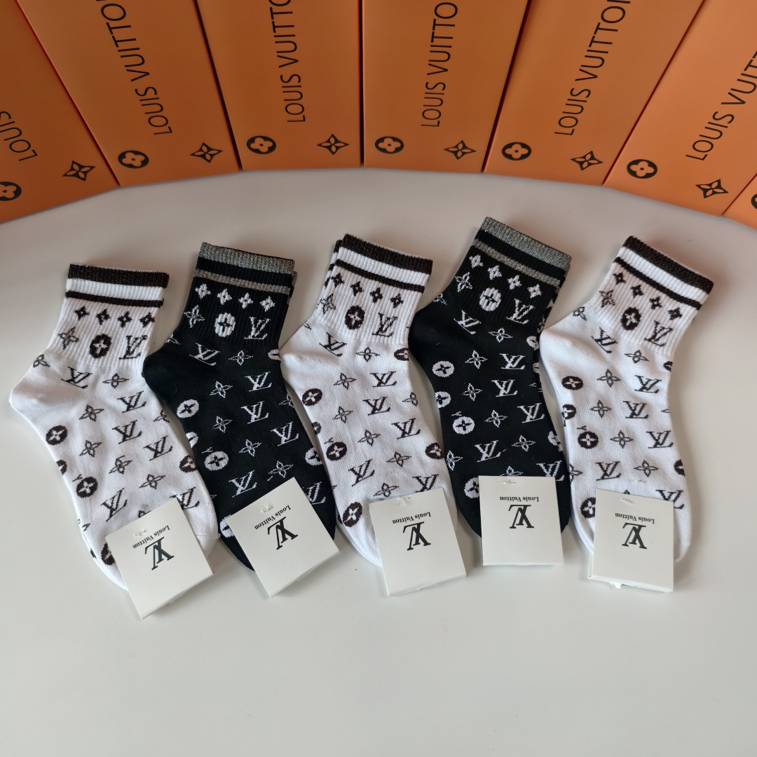 NO:640554,Specially packaged LV (Louis Vuitton) new classic mid-length pile socks!  Five pairs in a box, synchronous tube socks in the counter, big brands on the street, a must-have for fashionistas, super easy to match. Socks, stockings, socks, louis vuitton, louis vuitton, socks19860909特 配包装 LV（路易威登）新款经典中长款堆堆袜袜子！一盒五双, 专柜同步筒款袜子,大牌出街,潮人必备超好搭.袜子,丝袜,袜子,louis vuitton,louis vuitton,socks,accessory