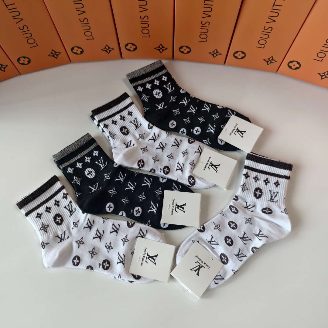 💛配包装LV（路易威登）新款经典中长款堆堆袜袜子！一盒五双， 专柜同步筒款袜子，💛大牌出街，潮人必备🔥超