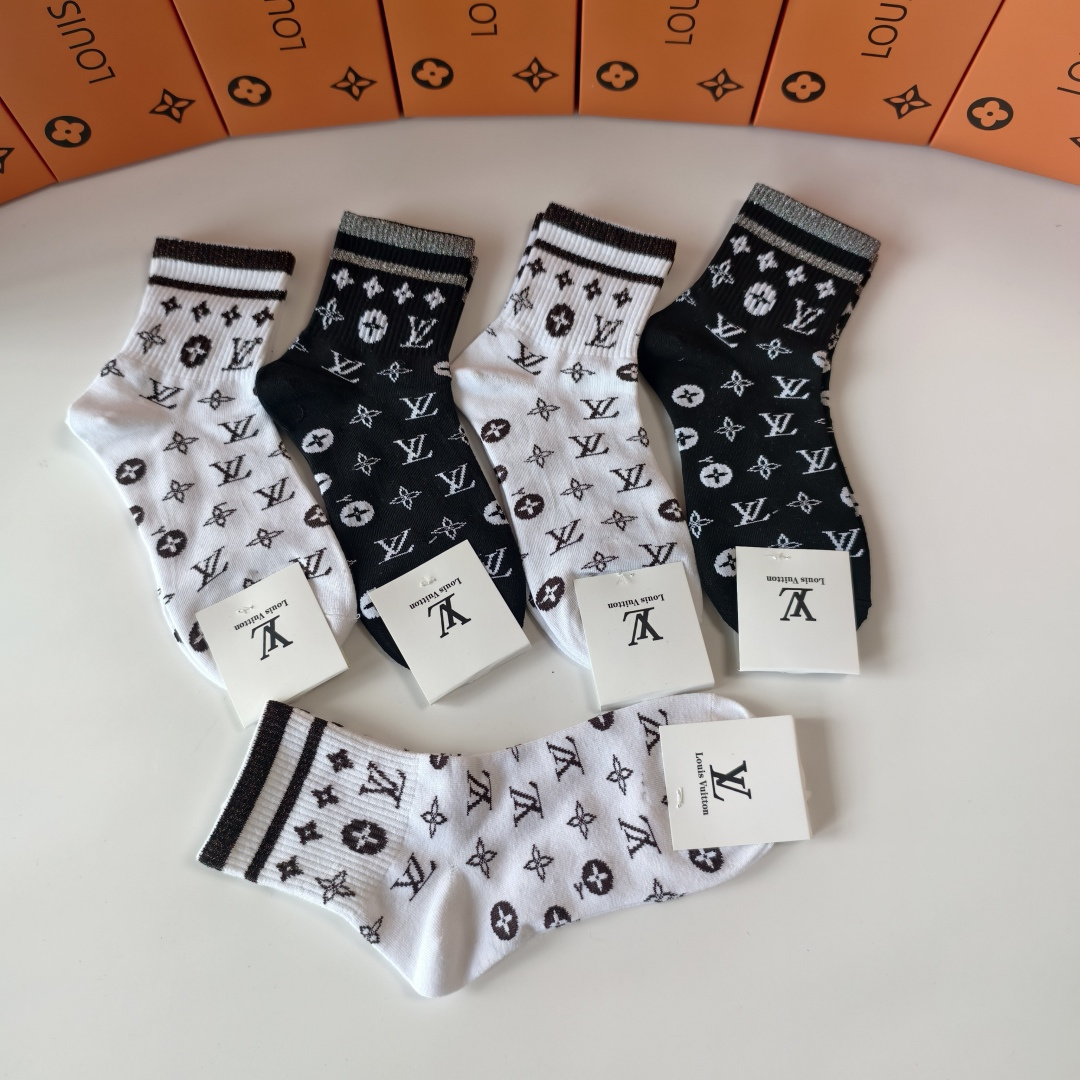 💛配包装LV（路易威登）新款经典中长款堆堆袜袜子！一盒五双， 专柜同步筒款袜子，💛大牌出街，潮人必备🔥超