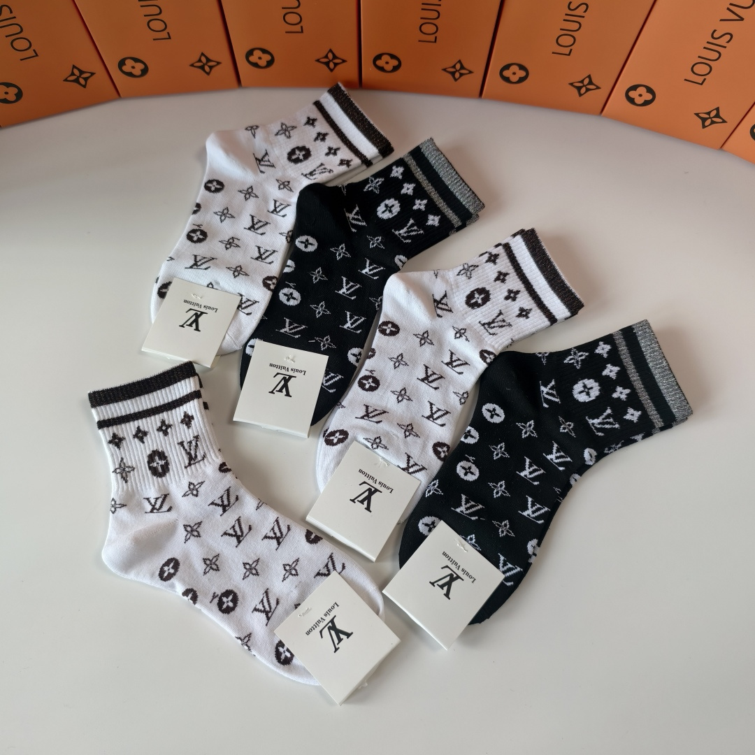 💛配包装LV（路易威登）新款经典中长款堆堆袜袜子！一盒五双， 专柜同步筒款袜子，💛大牌出街，潮人必备🔥超