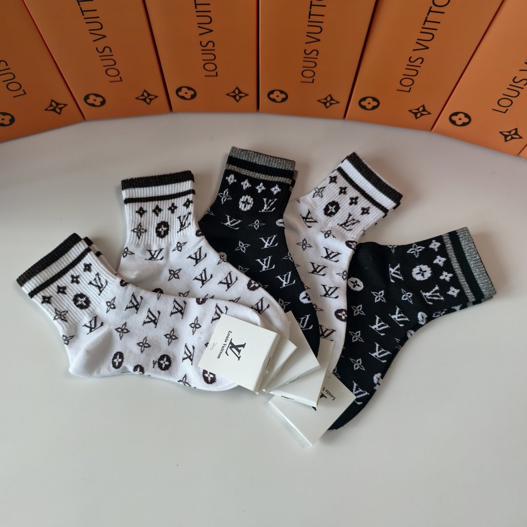 💛配包装LV（路易威登）新款经典中长款堆堆袜袜子！一盒五双， 专柜同步筒款袜子，💛大牌出街，潮人必备🔥超