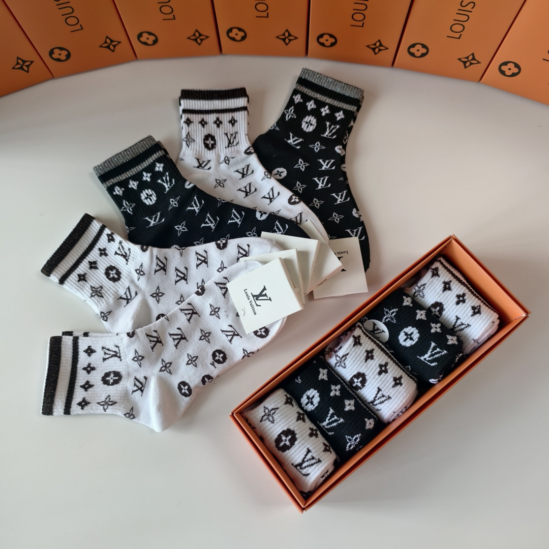 💛配包装LV（路易威登）新款经典中长款堆堆袜袜子！一盒五双， 专柜同步筒款袜子，💛大牌出街，潮人必备🔥超