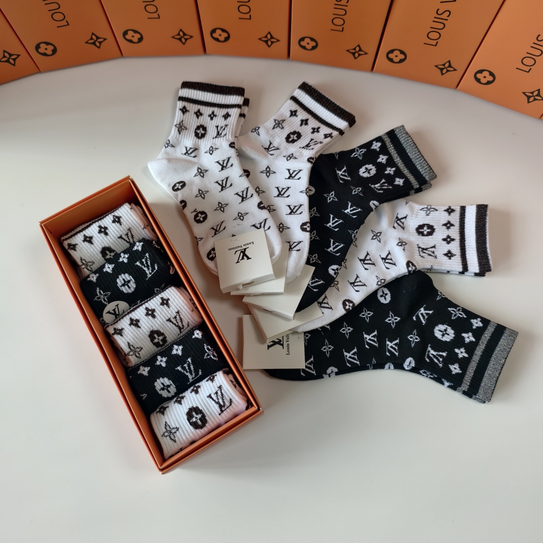 💛配包装LV（路易威登）新款经典中长款堆堆袜袜子！一盒五双， 专柜同步筒款袜子，💛大牌出街，潮人必备🔥超