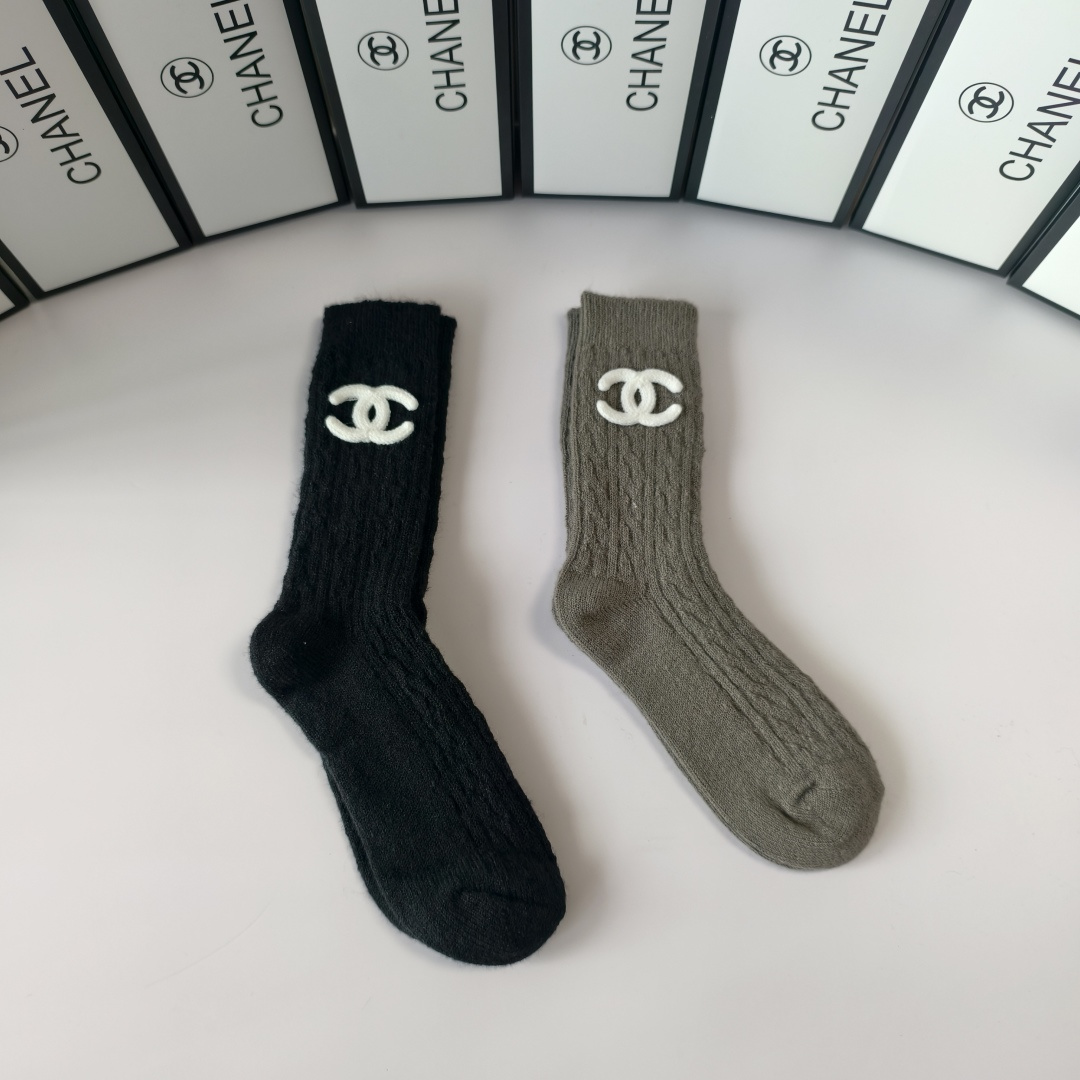 💛配专柜包装Chanel（香奈儿）新款羊绒堆堆袜袜子！一盒两双，专柜同步筒袜袜子，💛大牌出街，潮人必备🔥