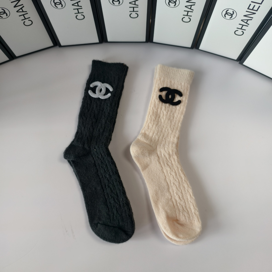 💛配专柜包装Chanel（香奈儿）新款羊绒堆堆袜袜子！一盒两双，专柜同步筒袜袜子，💛大牌出街，潮人必备🔥