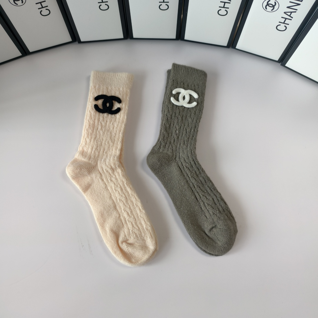 💛配专柜包装Chanel（香奈儿）新款羊绒堆堆袜袜子！一盒两双，专柜同步筒袜袜子，💛大牌出街，潮人必备🔥