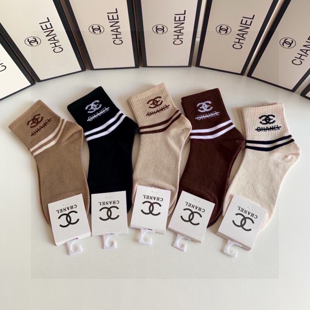 NO:640572,Special packaging Chanel (Chanel) new classic mid-length pile socks!  Five pairs in a box, counter-synchronized tube socks, big brands out on the street, a must-have for fashionistas, super easy to match. Socks, stockings, socks, chanel, chanel, socks19860909特 配包装 Chanel（香奈儿）新款经典中长款堆堆袜袜子！一盒五双, 专柜同步筒袜袜子,大牌出街,潮人必备超好搭.袜子,丝袜,袜子,chanel,chanel,socks,accessory