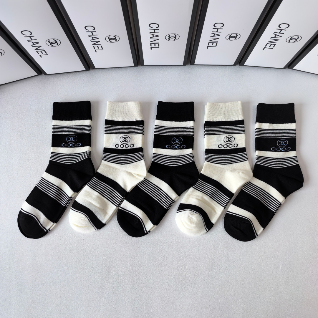 NO:640579,Special packaging Chanel (Chanel) new classic mid-length pile socks!  Five pairs in a box, counter-synchronized tube socks, big brands out on the street, a must-have for fashionistas, super easy to match. Socks, stockings, socks, chanel, chanel, socks19860909特 配包装 Chanel（香奈儿）新款经典中长款堆堆袜袜子！一盒五双, 专柜同步筒袜袜子,大牌出街,潮人必备超好搭.袜子,丝袜,袜子,chanel,chanel,socks,accessory