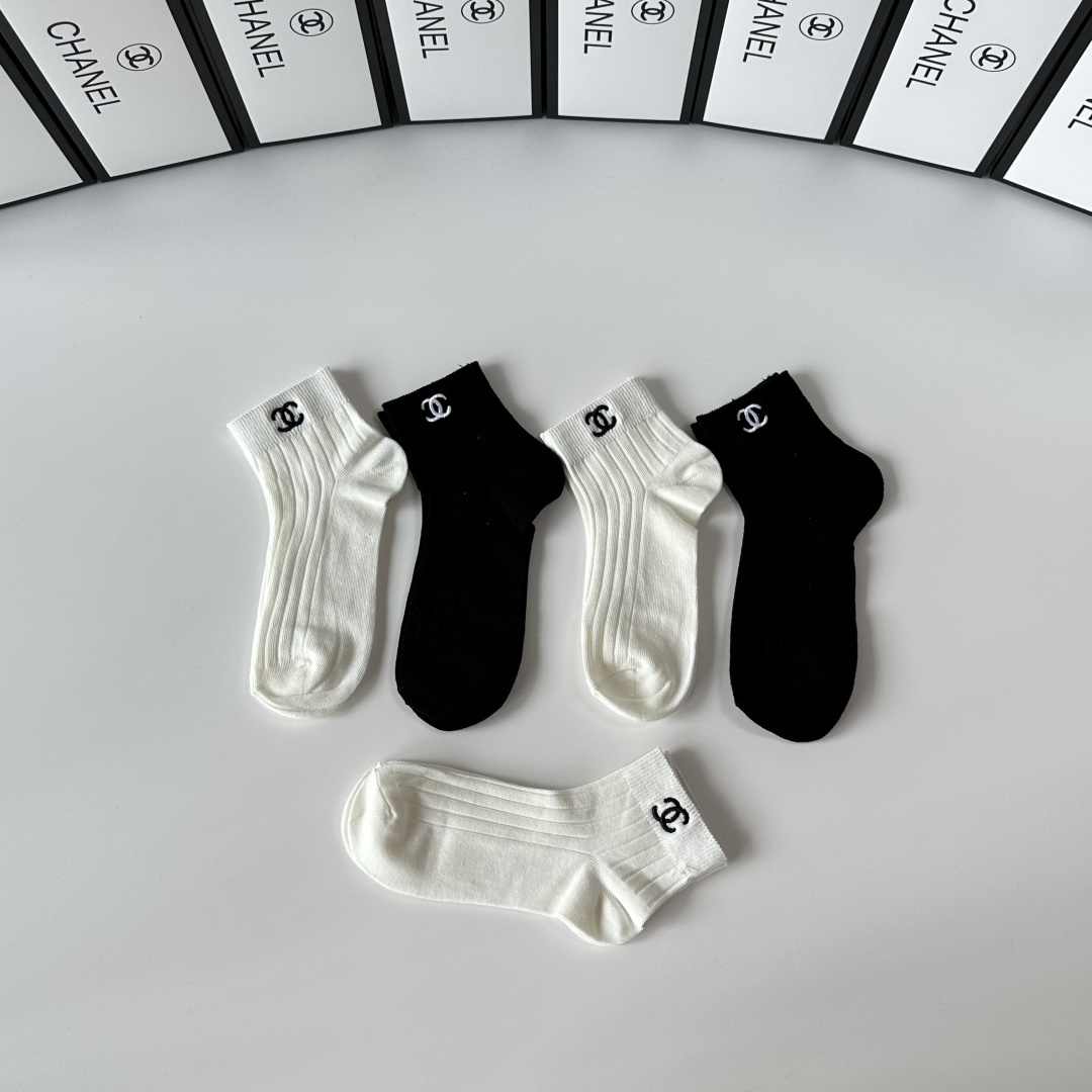💛配专柜包装Chanel（香奈儿）新款刺绣中长款堆堆袜袜子！一盒五双，专柜同步筒袜袜子，大牌出街，潮人必