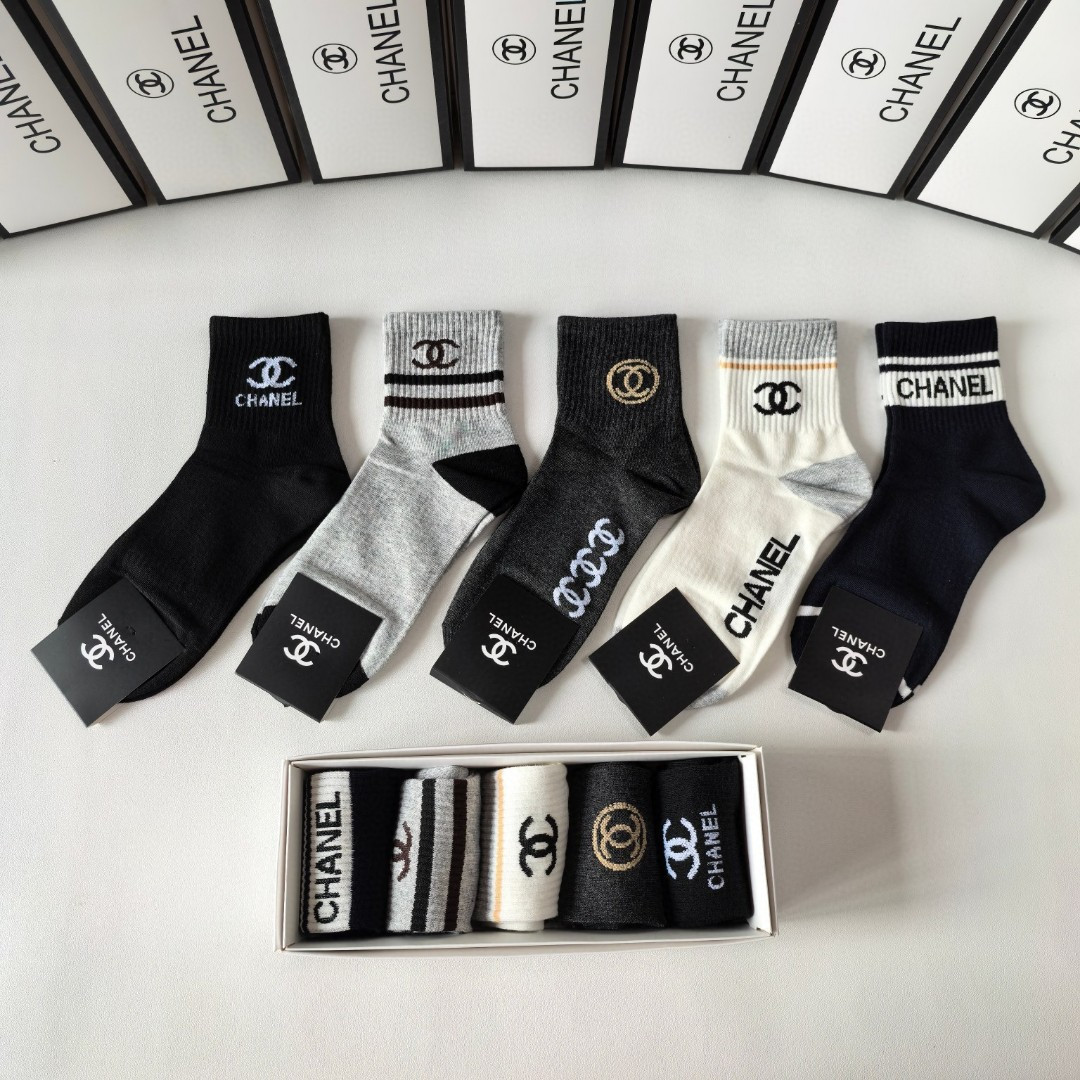 💛配专柜包装Chanel(香奈儿) 新款中长款堆堆袜袜子！一盒五双，专柜同步筒袜袜子，💛大牌出街，潮人必