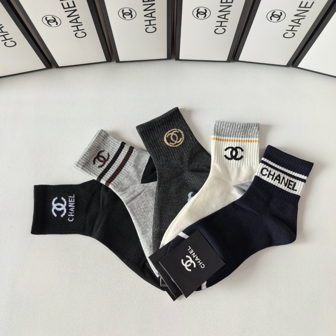 💛配专柜包装Chanel(香奈儿) 新款中长款堆堆袜袜子！一盒五双，专柜同步筒袜袜子，💛大牌出街，潮人必