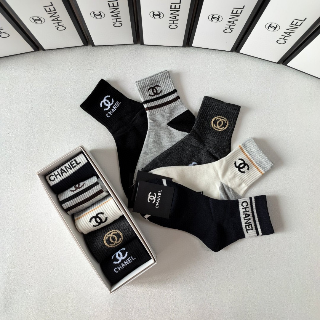 💛配专柜包装Chanel(香奈儿) 新款中长款堆堆袜袜子！一盒五双，专柜同步筒袜袜子，💛大牌出街，潮人必