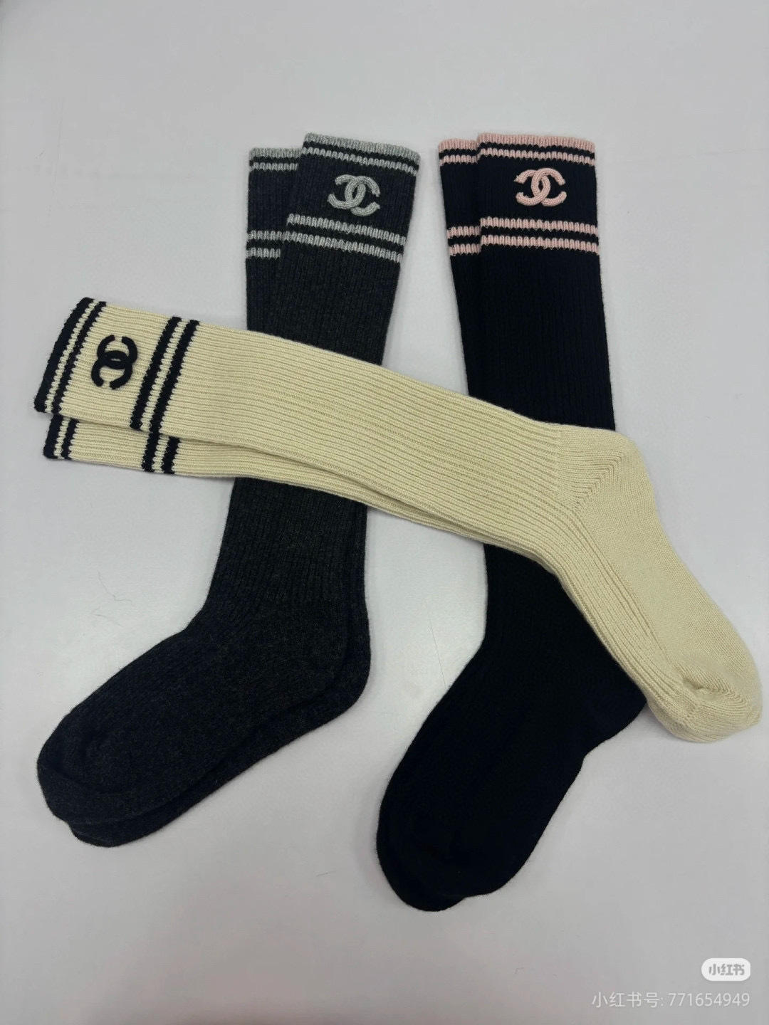 NO:640587,Special packaging Chanel (Chanel) hot-selling official website new double-needle cashmere stockings pile socks!  One pair in a box, synchronized tube socks at the counter, big brands going out on the street, a must-have for fashionistas~ Socks, stockings, socks, chanel, chanel, socks19860909特 配包装 Chanel (香奈儿) 爆款出货 官网新款双针羊绒长袜堆堆袜袜子！一盒一双,专柜同步筒袜袜子,大牌出街,潮人必备超好搭～袜子,丝袜,袜子,chanel,chanel,socks,accessory