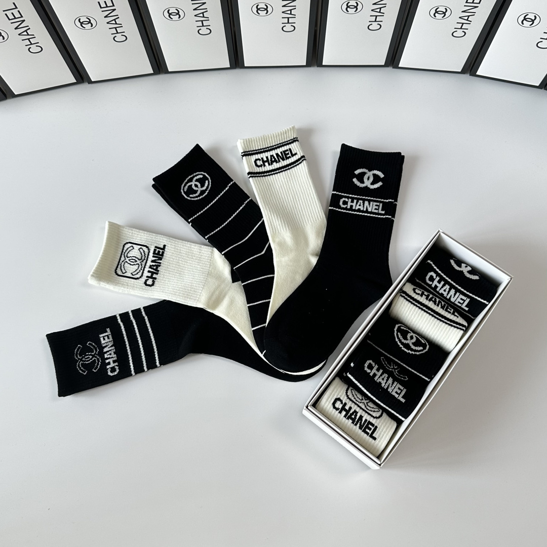💛配包装Chanel（香奈儿）新款中长款堆堆袜袜子！一盒五双， 专柜同步筒款袜子，💛大牌出街，潮人必备🔥