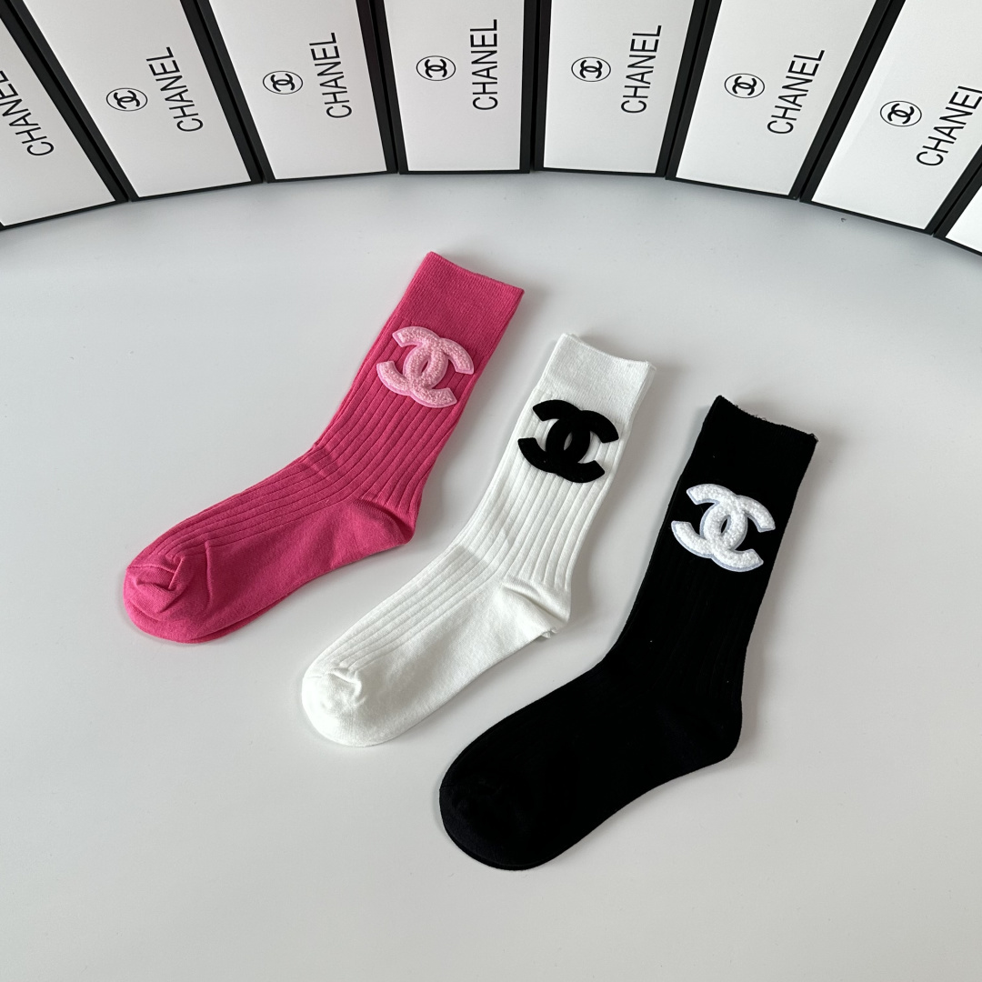 💛配包装Chanel（香奈儿）新款经典中长款饰品袜堆堆袜袜子！一盒三双， 专柜同步筒款袜子，💛大牌出街，
