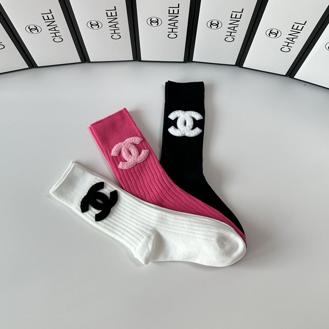 💛配包装Chanel（香奈儿）新款经典中长款饰品袜堆堆袜袜子！一盒三双， 专柜同步筒款袜子，💛大牌出街，