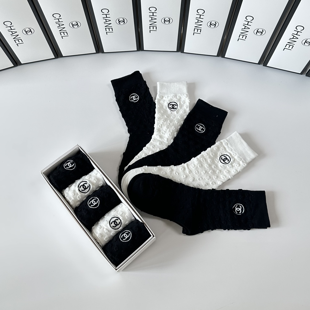 💛配专柜包装Chanel（香奈儿）新款刺绣中长款堆堆袜袜子！一盒五双，专柜同步筒袜袜子，💛大牌出街，潮人